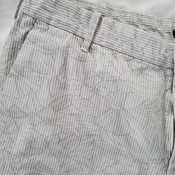 IZOD Pinstripe Floral Overlay Shorts Gray Size 36 - Picture 3 of 6
